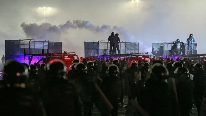 Qazaxıstanda iğtişaşlar: 18 hərbçi öldü