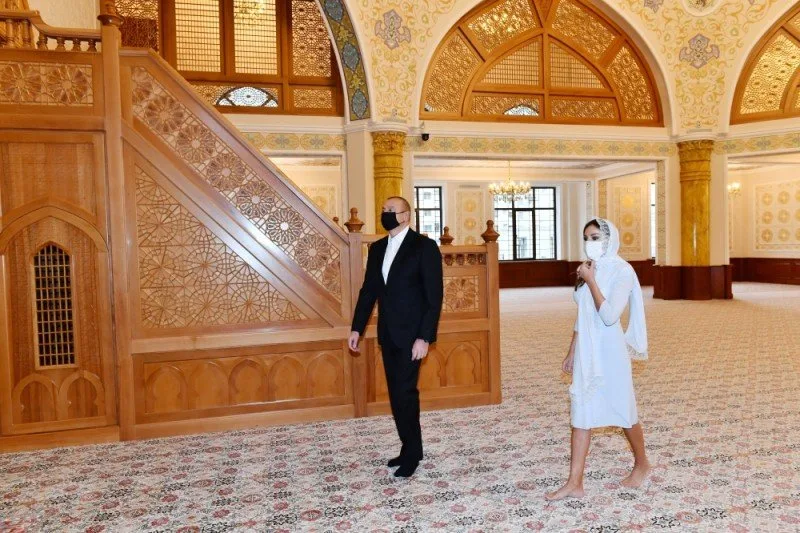Prezident və birinci xanım “Xanım Fatimeyi Zəhra” məscidində