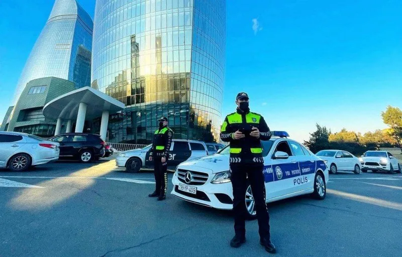 Yol polisindən səkilərdə səd quranlara XƏBƏRDARLIQ