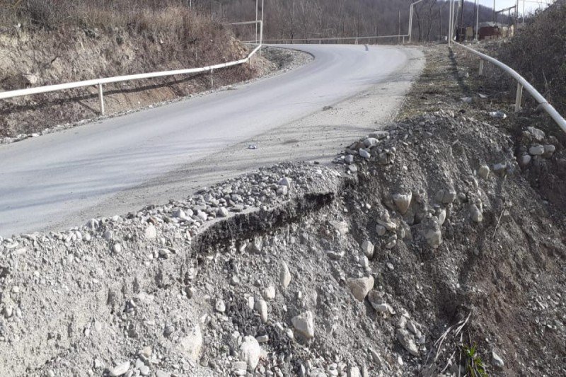 Şamaxıda yeni çəkilən yol dağıldı