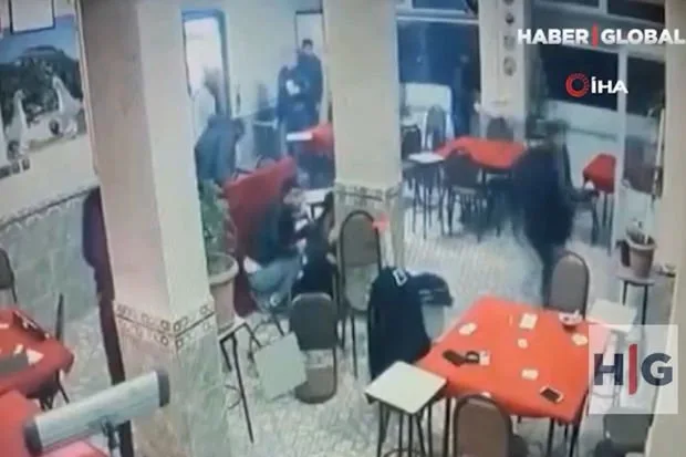 Silahlı şəxs çayxananı gülləbaran etdi - VİDEO