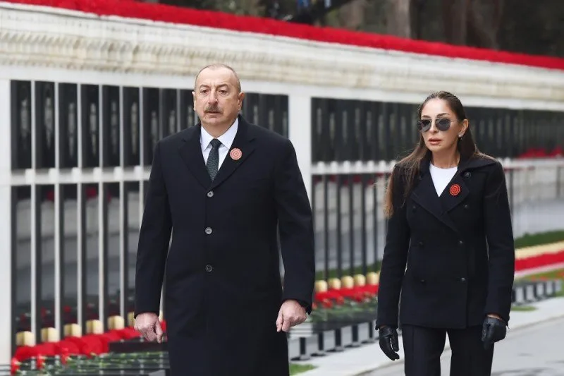 Prezident Şəhidlər xiyabanını ziyarət edib - YENİLƏNİB