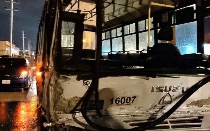 Sərnişin avtobusu qəza törətdi, xəsarət alan var - YENİLƏNİB (FOTOLAR)
