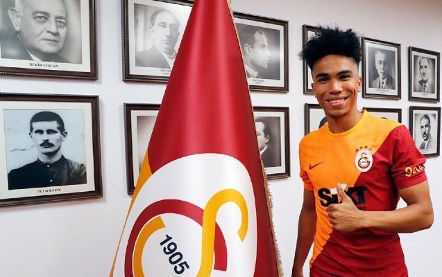 "Qalatasaray" futbolçusu ilə yolları ayırdı