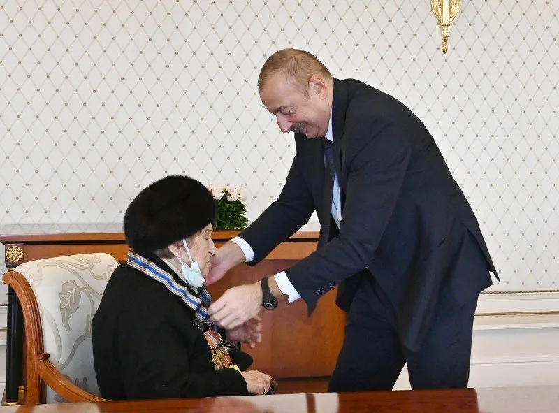 Prezident Fatma Səttarovaya “İstiqlal” ordenini təqdim etdi - YENİLƏNİB