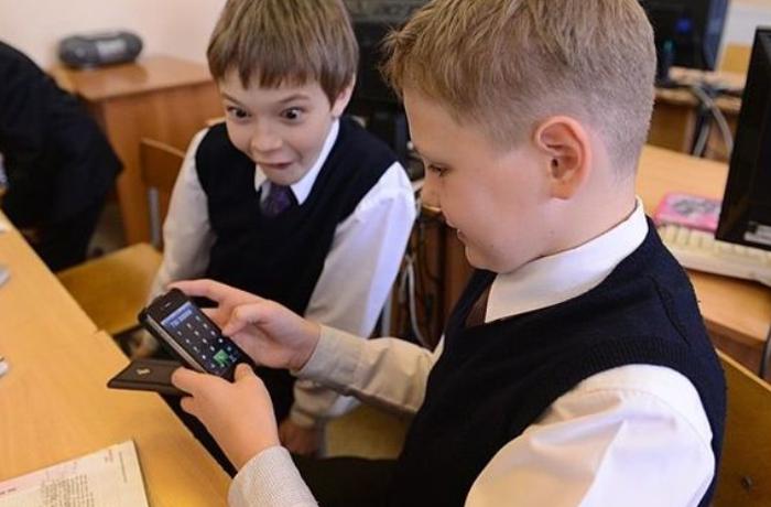 Şagird məktəbə telefon apara bilər?
