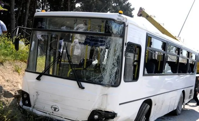 Bakıda sərnişin avtobusu qəza törətdi - FOTO