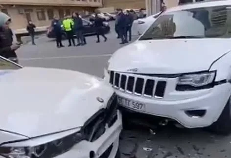 Bakıda zəncirvari qəza: 5 avtomobil bir-birinə çırpıldı (VİDEO)