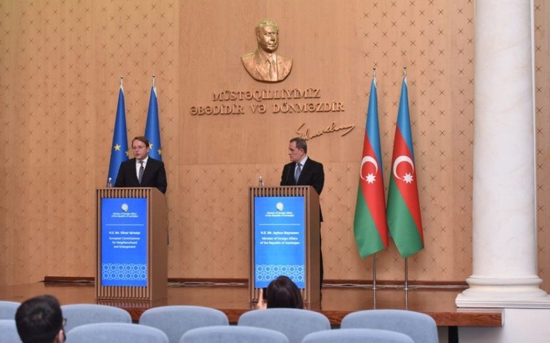Varhelyi: "Gərginliyin azaldılmasında maraqlıyıq"