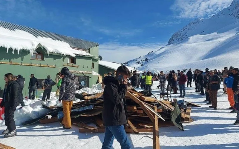 Antalyada xizək mərkəzinin çardağı uçdu, xəsarət alanlar var