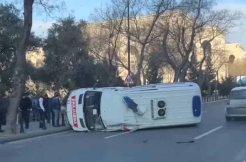 Bakıda təcili tibbi yardım maşını aşdı -YENİLƏNİB (VİDEO)