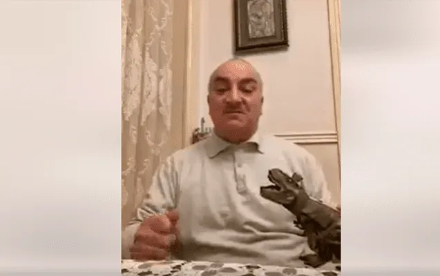 Deputatın oyuncaq əjdaha ilə görüntüləri gündəm oldu - VİDEO