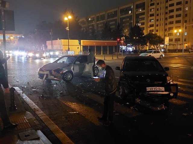 Bakıda iki avtomobil toqquşdu - FOTO