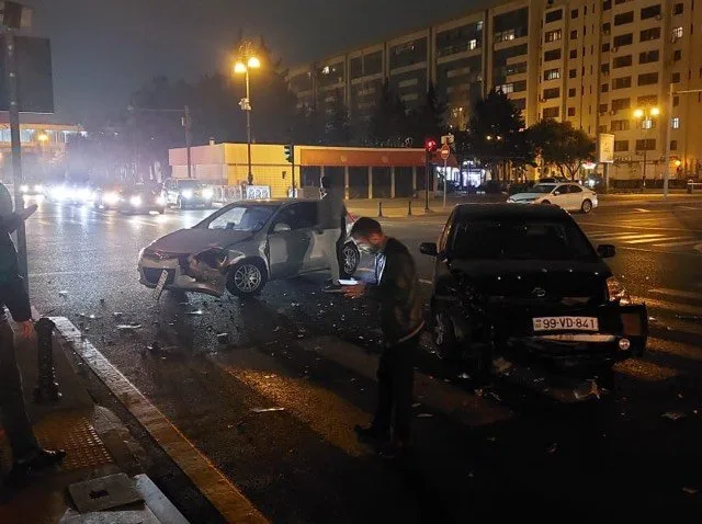 Bakıda iki avtomobil toqquşdu - FOTO