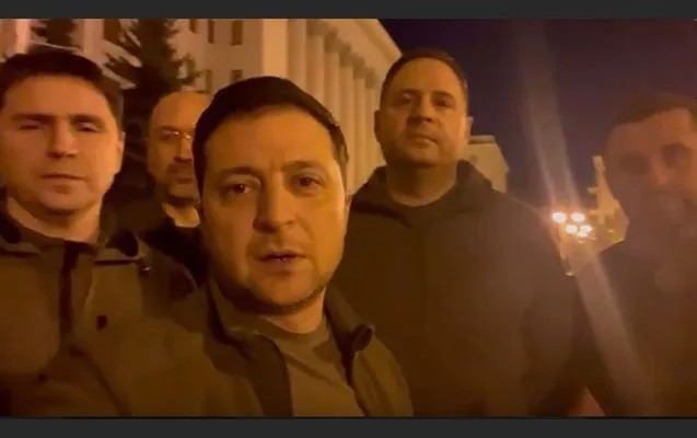 Zelenski hökumət üzvləri ilə birgə küçədən paylaşım etdi - VİDEO