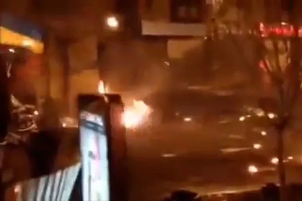 Kiyevlilər “Molotov kokteyl”ləri ilə Rusiya tanklarına od vurdu - VİDEO