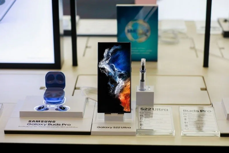 Samsung yeni smartfon seriyasını təqdim etdi