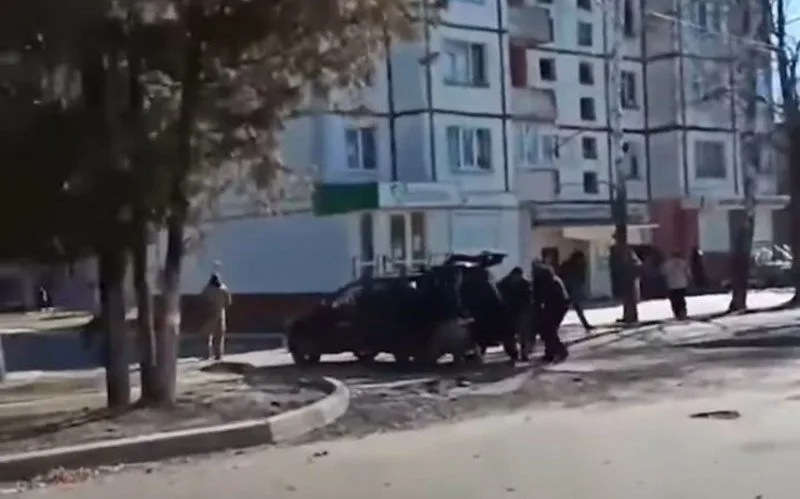 Rusiya hərbçiləri çörək sırasında gözləyən sakinləri atəşə tutdu - VİDEO