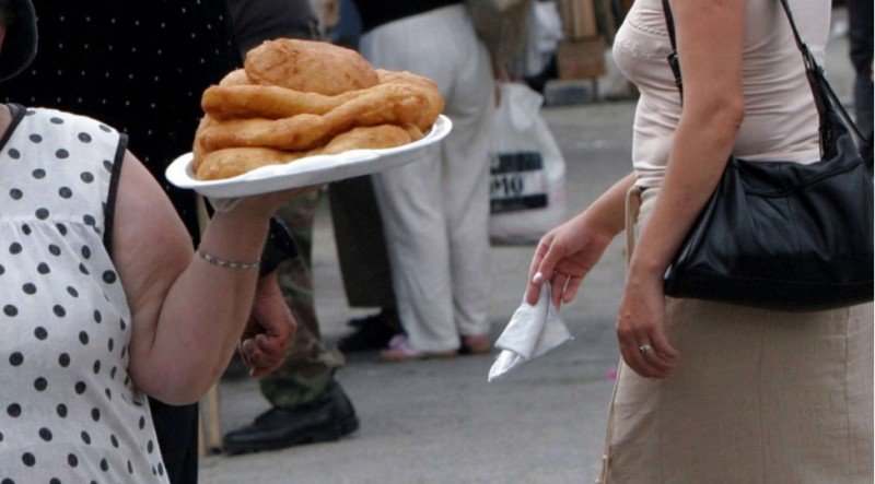 Açıq havada satılan qidalar xəstəlik mənbəyidir