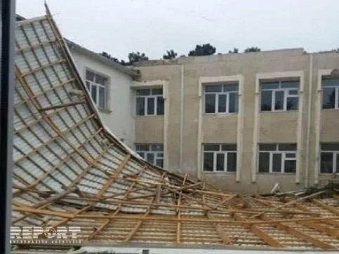 Gəncədə külək binanın dam örtüyünü dağıtdı