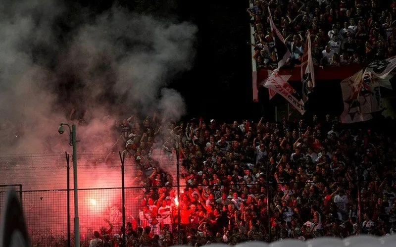 Derbi matçında meydançaya əl qumbaraları atıldı - VİDEO