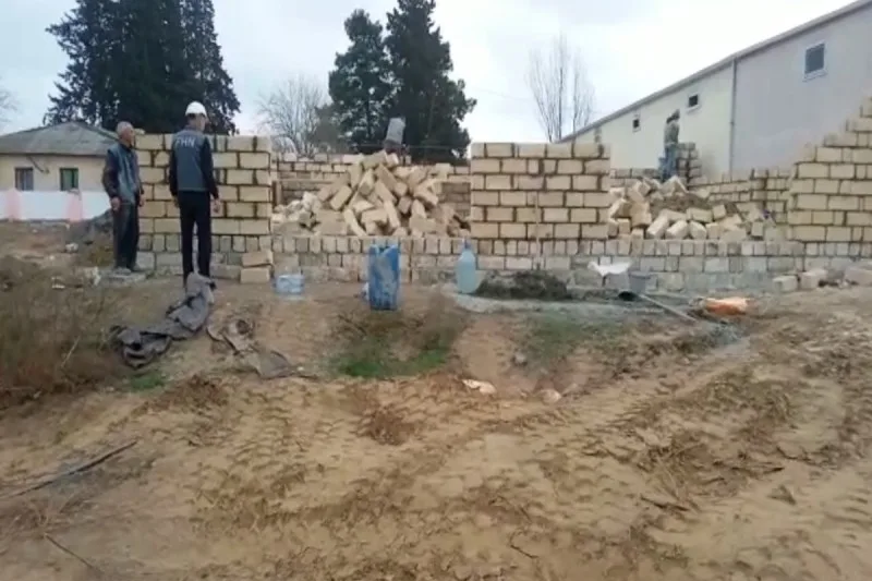 Biləsuvarda qanunsuz tikintinin qarşısı alındı - VİDEO