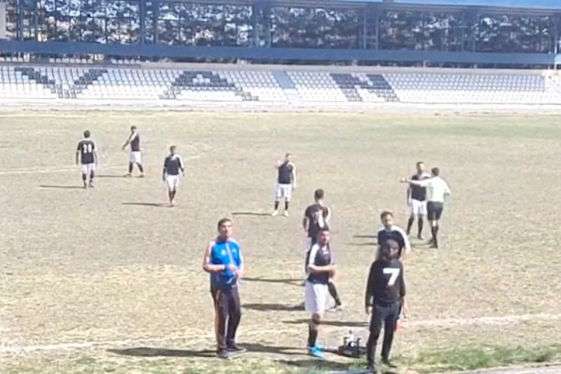 Azərbaycanda hakim futbolçunu söydü: “Kişidirsə, gəlsin çöldə söysün”