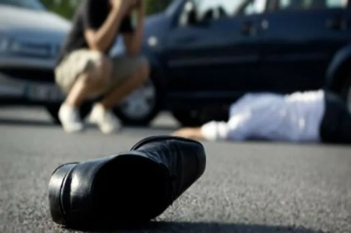 Bakıda səfirliyin maşını yolu keçən piyadanı VURDU