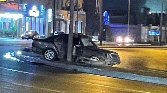 Bakıda "Mercedes" işıq dirəyinə çırpıldı, xəsarət alanlar var- FOTO