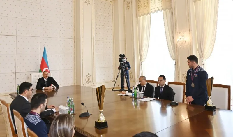 Prezidentlə Hacı Əliyev arasında maraqlı dialoq: "Sən bütün medalları taxsan sinəndə yer qalmaz"