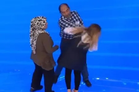 Qucaqladığı qızına qəfil şillə vurdu - ATV-nin efirində gərgin anlar - VİDEO