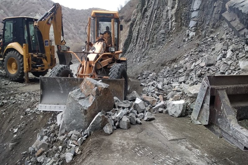Lahıcda dağ uçqunu zamanı bağlanan yol açıldı - VİDEO (YENİLƏNİB)