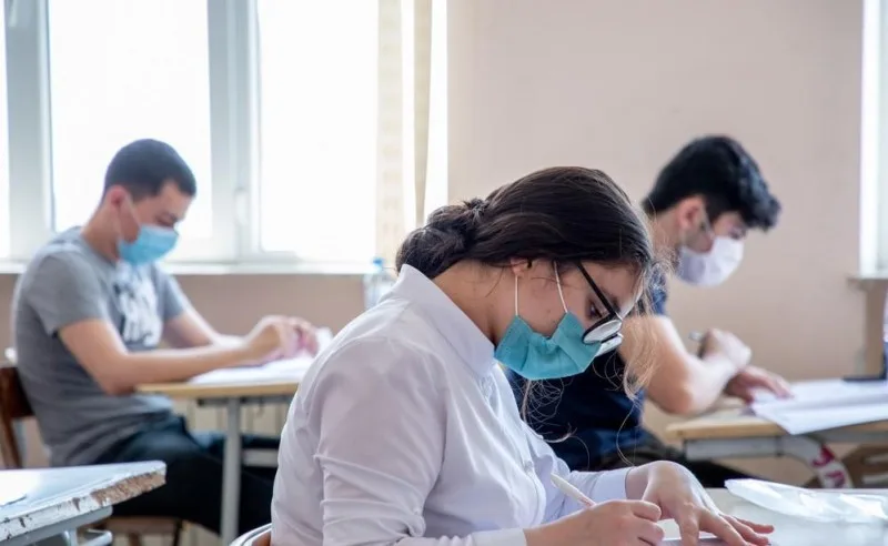 Buraxılış imtahanlarında 3 nəfərdə telefon aşkarlanıb