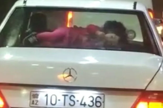 Bakıda heyrətləndirən hadisə: Azyaşlını maşının arxa şüşəsinə söykədilər - VİDEO