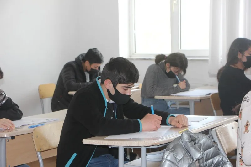 Bugünkü imtahanda bir şagirddə "ağıllı saat" aşkarlanıb