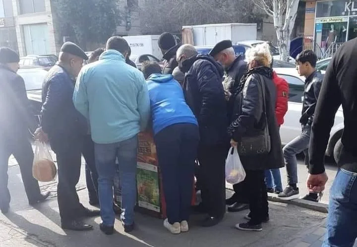 "Varlının "Poz qazan"da nə işi var?" - Lotereya satan uşaq