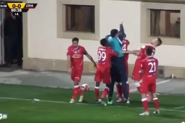 “Zirə”nin qapıçısı komanda yoldaşını zədələdi - VİDEO