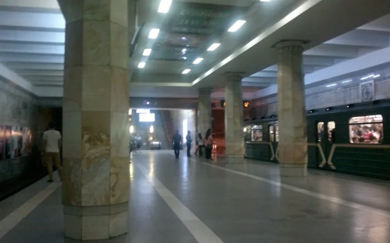 Bakı metrosunda DƏHŞƏT: İki gənc qız tuneldə...