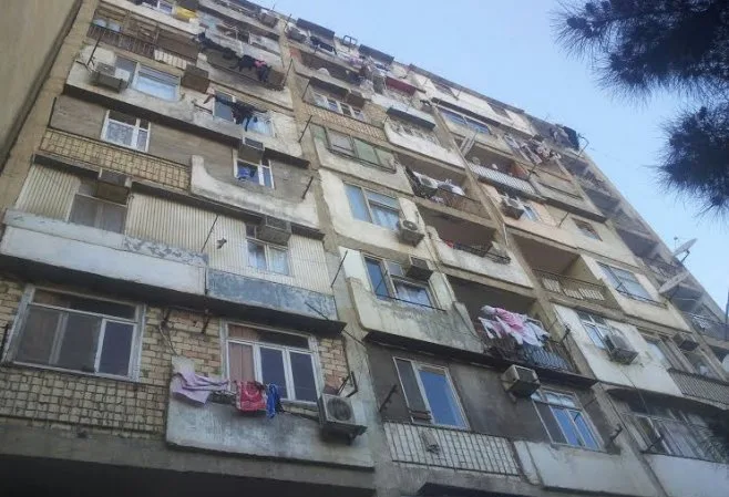 Bakının qəzalı binaları: problem necə həll olunacaq?