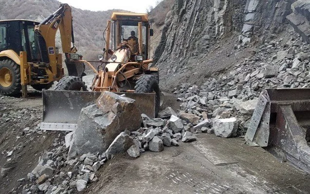 İsmayıllıda torpaq uçqunu - Lahıc yolu bağlandı (YENİLƏNİB)