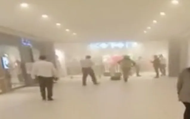 Ticarət mərkəzində tavan uçdu