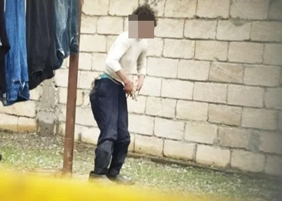 Ata 19 yaşlı qızını dirəyə belə bağlayıbmış... - FOTO