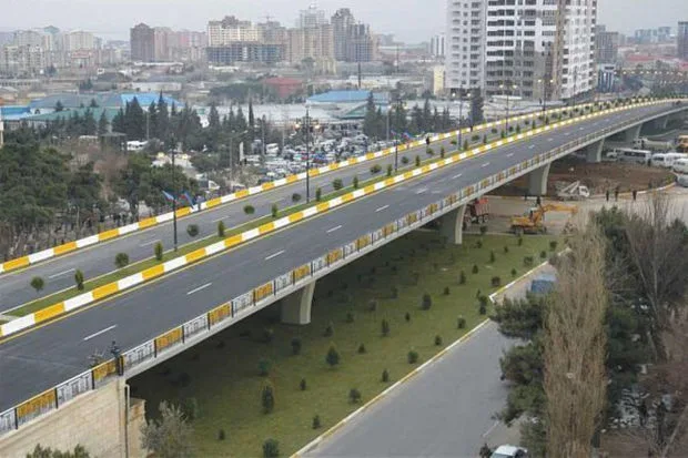 Bakıda DƏHŞƏT: Körpüyə çıxıb özünü doğradı