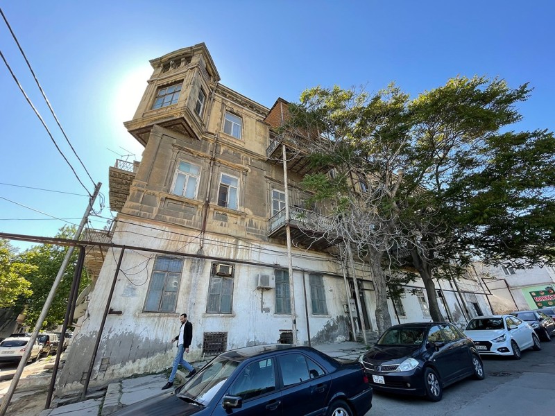 Tikinti şirkətləri tarixi abidəyə göz dikib: Bina sakinləri təlaş içindədir ... - FOTOLAR