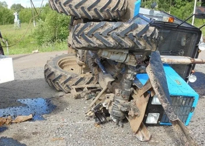 Biləsuvarda traktor aşdı - xəsarət alanlar var
