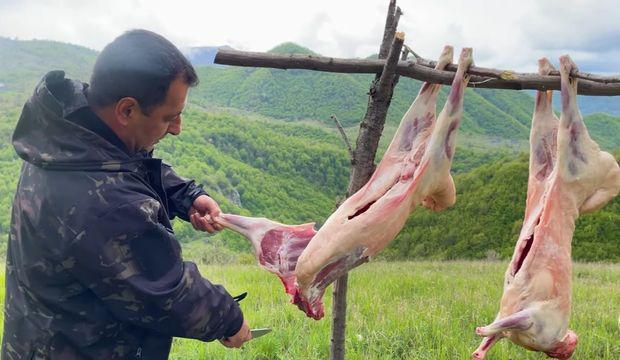 Dünyaca məşhur bloqer Kəlbəcərdə quzu bişirdi - VİDEO
