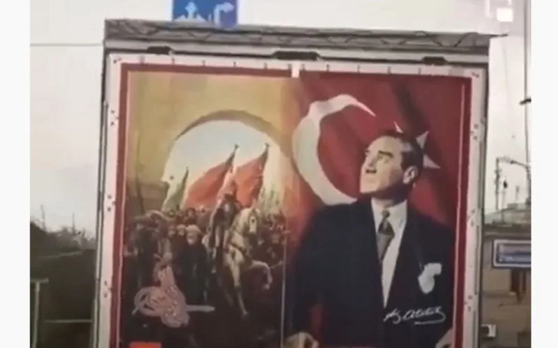 Atatürkün portreti İrəvan küçələrində: Ermənilər ŞOKDA - VİDEO