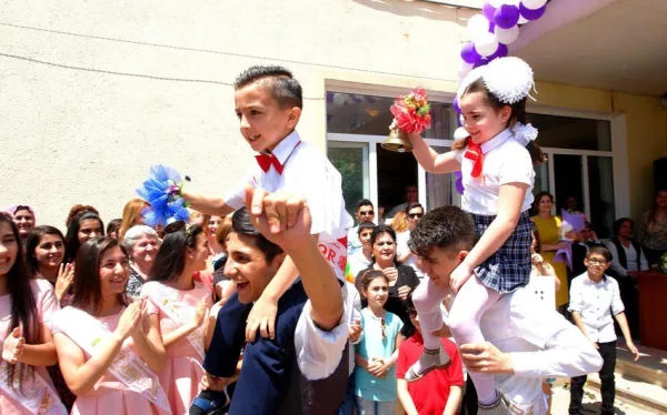 Bu gün məktəblərdə "Son zəng" çalınacaq