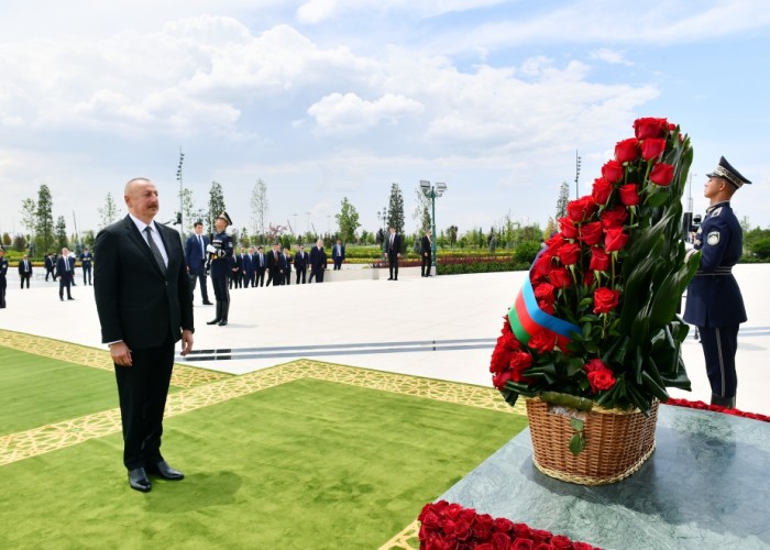 İlham Əliyev Daşkənddə Müstəqillik abidəsini ziyarət etdi - YENİLƏNİB + FOTOLAR