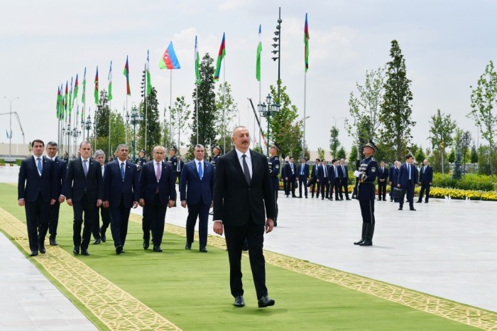 İlham Əliyev Daşkənddə Müstəqillik abidəsini ziyarət etdi - YENİLƏNİB + FOTOLAR